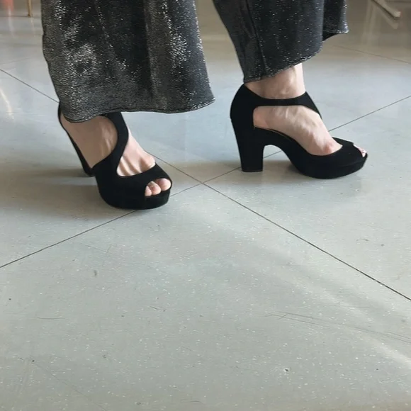 Suede Heels 🔥 - Picture 7 of 9